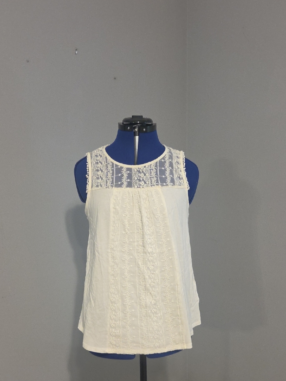 Sleeveless Cream Lace Yoke Tank Top